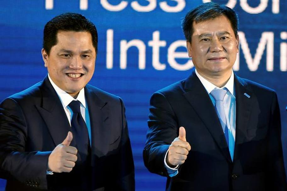 Il Chairman di Suning Zhang Jindong e il presidente dell&#39;Inter Erick Thohir. Reuters